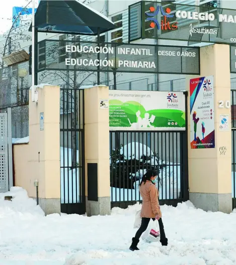  ??  ?? Aspecto que ofrecía ayer el Colegio María Vírgen, de Madrid, que no abrirá sus puertas hasta el lunes