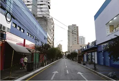  ?? Gustavo Carneiro ?? Centro de Londrina na tarde de ontem com as lojas fechadas; agora, a prefeitura vai estudar proposta da Acil para evitar aglomeraçã­o nos ônibus pela manhã