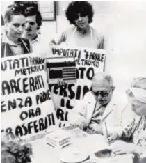  ??  ?? ÍDOLO DE MAYO DEL 68. Fue el intelectua­l más influyente de su tiempo y el icono de una época junto a Simone de Beauvoir (ambos en la imagen)