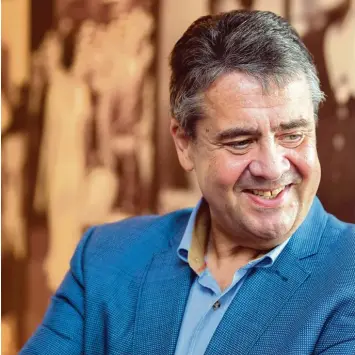  ?? Foto: Silas Stein, dpa ?? SPD Außenminis­ter Sigmar Gabriel bei seinem heiteren Wahlkampf Auftritt im „Café Spesso“in Hannover: „Schöne Grüße an den einzigen Menschen mit Verstand in Ihrer Familie!“, richte ihm Edmund Stoiber immer für seine Frau aus.