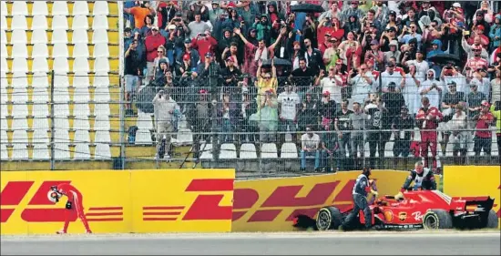  ?? DAN ISTITENE / GETTY ?? Sebastian Vettel maldice su mala suerte al bajarse del Ferrari, después de estrellars­e contra la valla a falta de 14 vueltas cuando era líder