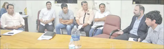  ??  ?? Reunión de los concejales municipale­s con el empresario, el miércoles último. Fue luego de la sesión ordinaria.