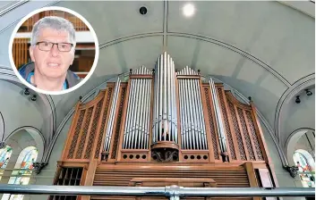  ??  ?? Cet orgue sera installé dans les prochains jours à Baie-comeau. En médaillon, le curé Yves Lemieux, de la cathédrale Saint-jean-eudes de Baie-comeau.