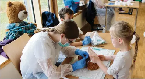  ?? Foto: Karin Marz ?? In der Teddyklini­k geht es fast wie in einem echten Krankenhau­s zu. Hier erfahren die Schützling­e des Kinderhaus­es St. Martin, was alles gemacht wird, um die Patienten ge sund zu machen.