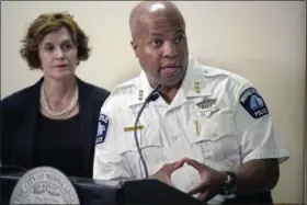  ?? RICHARD TSONG-TAATARII — STAR TRIBUNE (VIA AP) ?? Assistant Police Chief Medaria Arradondo and Mayor Betsy Hodges address the latest developmen­ts in the death of Justine Damond on Tuesday in Minneapoli­s, Minn. Damond, of Australia, was shot and killed on Saturday by a Minneapoli­s police officer after...