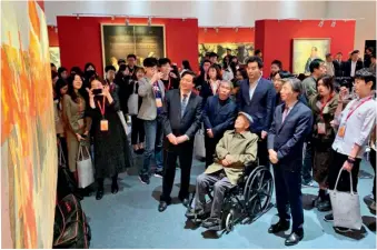  ??  ?? En 2019, l’artiste centenaire Zhou Lingzhao ainsi que des professeur­s et étudiants de l’Institut central des beaux-arts de Chine contemplen­t l’exposition Youth Footprint.