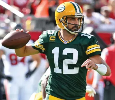  ?? JASON BEHNKEN/AP ?? Aaron Rodgers is sticking mostly with his own kind of football as the 3-1 Packers prepare for the 3-1 Giants.
