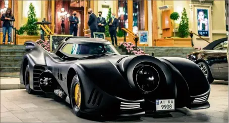 ?? ?? La Batmobile a été vue un peu partout sur la Côte d’Azur, notamment devant le Casino de Monte-Carlo.