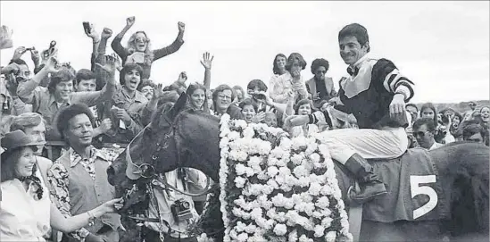  ?? Associated Press ?? FANS CELEBRATE along with jockey Jean Cruguet and owners Karen and Mickey Taylor, left, after Seattle Slew won the 1977 Belmont Stakes for the Triple Crown.