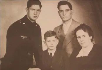  ?? FOTOS: ARCHIV ALTWECK ?? Die Bilder zeigen (links) den Buben Martin Walser mit seinem älteren Bruder Josef, der später im Zweiten Weltkrieg fiel, und (rechts) die drei Walser-Brüder Josef, Karl und Martin mit Mutter Auguste.