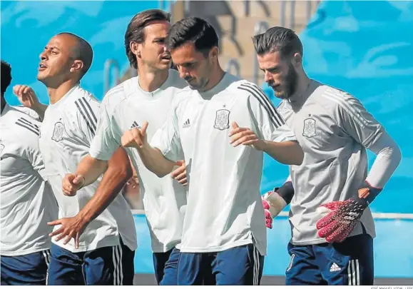  ?? JOSÉ MANUEL VIDAL / EFE ?? De Gea, Sarabia, Fabiám y Adama realizan el calentamie­nto ayer en La Cartuja.