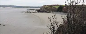  ?? PHOTO OUEST-FRANCE ?? La plage de Lermot, à Hillion. Quand on suit le sentier côtier, le spectacle des grandes marées est impression­nant : la petite plage devient une grande crique.