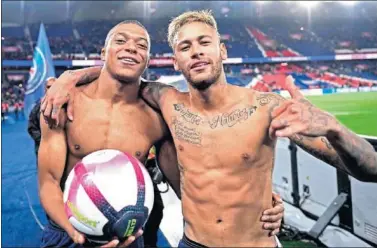  ??  ?? CONEXIÓN. Neymar y Mbappé se abrazan tras la goleada del Paris Saint Germain ante el Lyon.