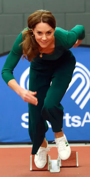  ??  ?? ON YOUR MARKS: The Duchess of Cambridge exits the starting blocks during a SportsAid event at the London Stadium in Stratford, London