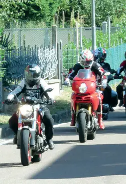  ??  ?? Bikers Le strade al passo della Fita frequentat­a da motociclis­ti