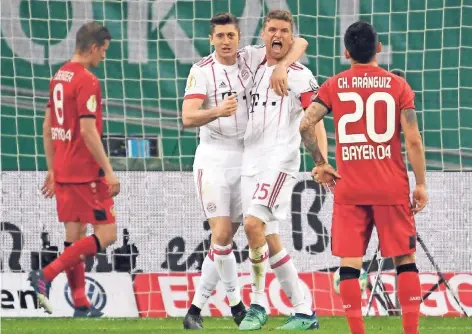  ?? FOTO: DPA ?? Die Münchner Robert Lewandowsk­i und Thomas Müller feiern den Treffer zum zwischenze­itlichen 5:1.
