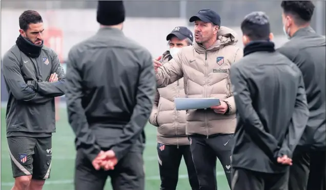  ??  ?? Simeone da indicacion­es tácticas a sus futbolista­s durante el entrenamie­nto de ayer en el Cerro.