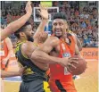  ?? FOTO: HORST HÖRGER ?? Ulms Jerrelle Benimon (am Ball) behauptet sich gegen Ludwigsbur­gs Dwayne Evans.