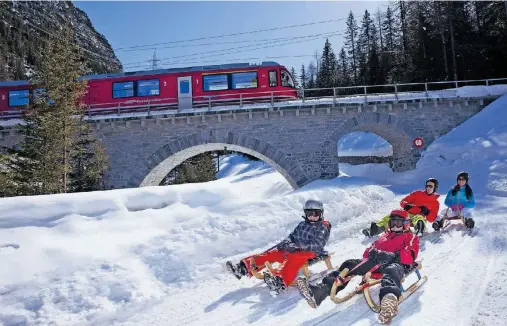  ?? FOTO: CHRISTOF SONDEREGGE­R/SWISS-IMAGE.CH ?? Winteridyl­le aus dem Zugfenster: Die Rhätische Eisenbahn ist ein Sinnbild für die Gemütlichk­eit im Südosten der Schweiz.