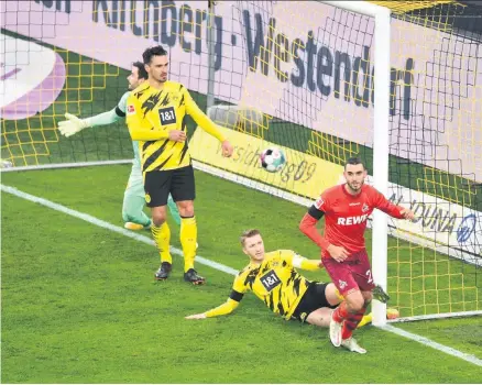  ??  ?? Der Kölner Ellyes Skhiri (r.) stand bei zwei Ecken am langen Pfosten des Dortmunder Tores und durfte dort zweimal einnetzen.