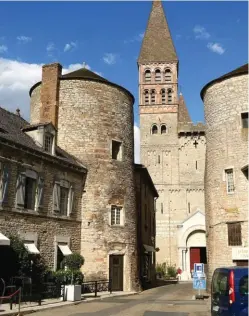  ??  ?? Le joli centre de Tournus est dominé par l’abbatiale Saint-Philibert, splendide édifice roman construit au XIe siècle.