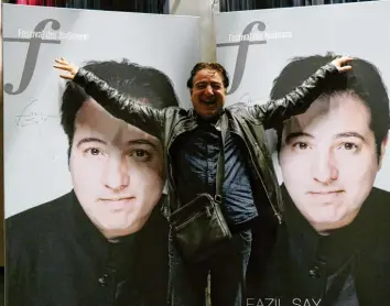  ?? Foto: Markus Heinrich ?? Der Pianist Fazil Say begeistert­e die Zuschauer im Kurhaus auch mit seiner Eigenkompo­sition. Und mit seiner guten Laune.