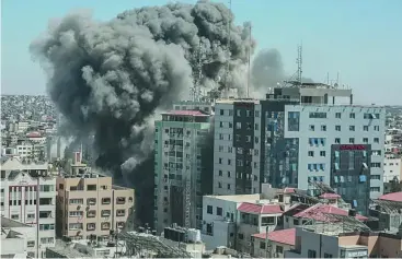  ??  ?? El derrumbe de la torre Al Jalaa, sede de Al Jazeera y AP fue capturado en vivo