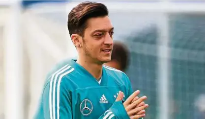  ?? Foto: Ina Fassbender, dpa ?? Alle Augen richten sich auf ihn: Mesut Özil im Training der deutschen Nationalma­nnschaft.