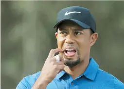  ??  ?? Tiger Woods reacciona durante el pasado torneo en Dubái, del cual se retiró por espamos en la espalda.