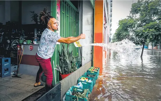  ?? I
EFE ?? El anegamient­o de las calles volvió a ser un problema con el fuerte temporal.