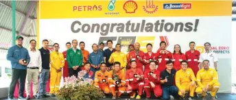  ?? Shell, Petronas, DOSH and Marine ?? Award recipients pose with the management and representa­tives of OMSB, Department.