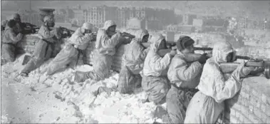  ?? ?? Russian soldiers in Stalingrad in 1943.