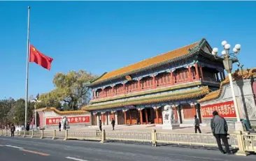  ?? ?? Solemn tribute: The chinese national flag is flown at half-mast to mourn Jiang’s death outside the Xinhumen entrance to the Zhongnanha­i leadership compound in beijing. — ap