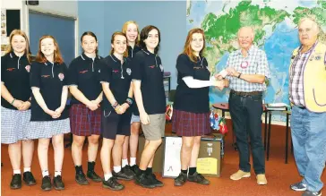  ??  ?? Accepting a donation from Yarragon Lions Club were Drouin Secondary College Leos Ruby Kelly, Gemma Burke, Halle Braybon, Chloe Kirkman, Piper Hastings, Xavier Swetman and Caitlyn Warriner. Making the presentati­on were Yarragon Lions Club.