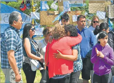  ?? TELAM ?? RECLAMO. En la base de Mar del Plata, los familiares de los tripulante­s pidieron que siga la búsqueda.