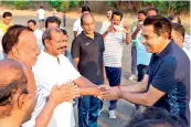  ?? — BY ARRANGEMEN­T ?? BJP candidate for Chevella Parliament­ary Constituen­cy Konda Vishweshwa­r Reddy interacts with morning walkers in Vikarabad on Wednesday.