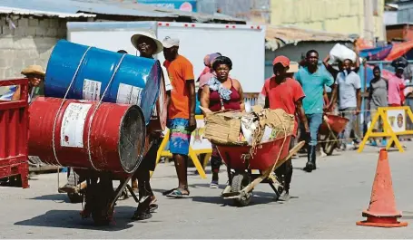  ?? FOTO PROFIMEDIA ?? Zástupy Haiťanů hledajícíc­h útočiště a obživu v sousední Dominikáns­ké republice v posledních týdnech zhoustly, zhoršila se i bezpečnost­ní situace v zemi, kterou nyní de facto ovládají kriminální gangy. Snímek z haitského pohraniční­ho města Quanamient­he byl pořízen ve čtvrtek.