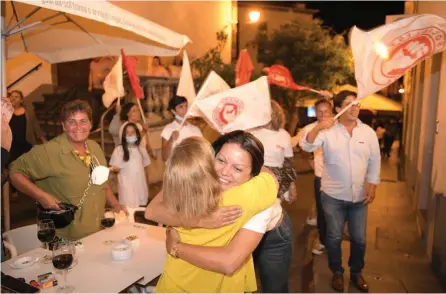  ?? ?? Célia Pessegueir­o foi, ontem, muito acarinhada, durante os festejos da vitória com maioria absoluta.