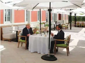  ??  ?? Enjeux. Emmanuel Macron et Donald Trump à l’occasion du sommet du G7, à Biarritz, le 24 août 2019. La crise de la 5G entre la Chine et les ÉtatsUnis a des répercussi­ons sur la France.