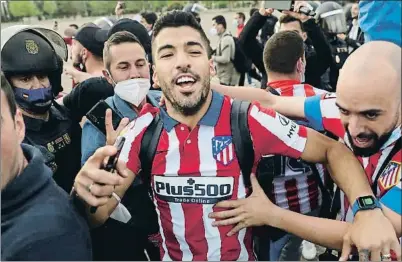  ?? MANU FERNANDEZ / AP ?? Luis Suárez celebra el títol amb aficionats matalasser­s en les proximitat­s de l’estadi de Zorrilla
Grup III-D Badalona-At. Llevant Lleida-La Nucia Llagostera-Hèrcules
Fase permanènci­a en 2a RFEF
ESPORT 3Avui