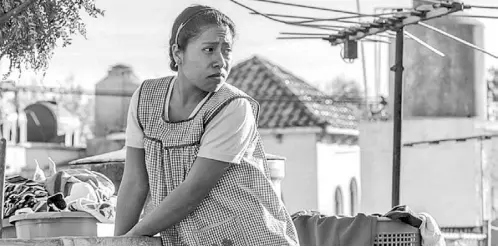  ??  ?? “Roma” se centra en la historia de “Cleo”, empleada doméstica de una familia de clase media en la colonia Roma de la Ciudad de México. / Netflix