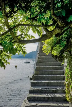  ??  ?? Sjötomt vid Lago di Como är väldigt attraktivt. Står där också en Ico Parisi- villa är den fullständi­gt unik.