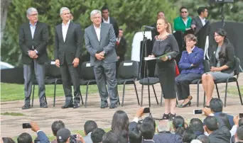  ??  ?? Beatriz Gutiérrez Müller, esposa del presidente electo, Andrés Manuel López Obrador, fue una de las oradoras en el evento, en el que estuvo el gobernador mexiquense, Alfredo del Mazo.