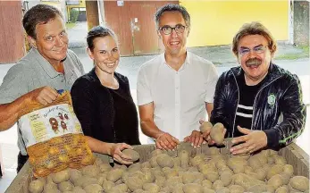  ??  ?? Vater und Tochter Zörnpfenni­ng, Bauernbund­chef Strasser, Gastwirt Bocek