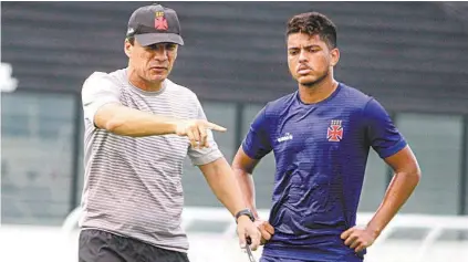  ?? PAULO FERNANDES/VASCO.COM.BR ?? Zé Ricardo passa instruções para Evander no treino do Vasco em São Januário: uma única dúvida no time