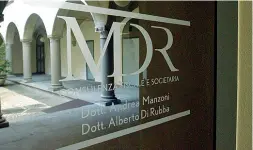  ??  ?? Lo studio L’ingresso degli uffici di Andrea Manzoni e Alberto Di Rubba in un cortile interno di via XX Settembre 70, in centro a Bergamo. I due contabili leghisti sono indagati per peculato