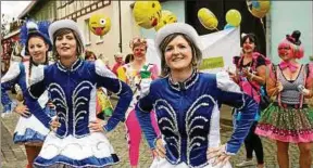  ??  ?? Zur Bothenheil­inger Gemeinscha­ft gehören auch die Nachbarn vom Welsbacher Carnevalsc­lub. Immerhin mischen sich auch viele Heilinger unter die Narren.