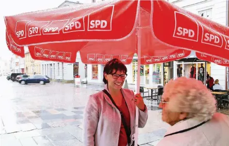  ?? FOTO: MAYNTZ ?? Die SPD-Abgeordnet­e Jeannine Pflugradt (44) kämpft am Wahlstand in Güstrow für ihren Verbleib im Bundestag – bei Wind und Wetter.