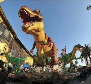  ??  ?? I carri di Viareggio sfilano lungo la passeggiat­a a mare della città. Il tema principale dell’evento
è sempre la satira, di tipo politico e sociale