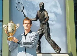  ?? /Reuters ?? Long wait: Andy Murray, who became the first British man to win Wimbledon in 77 years in 2013, next to the statue at the All England Club of Fred Perry the last Brit to reign in 1936.